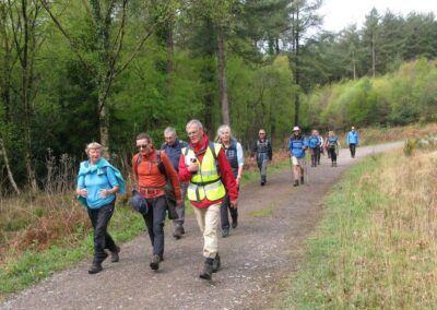 Photo of walkers on heathland tracks – April 15, 2026